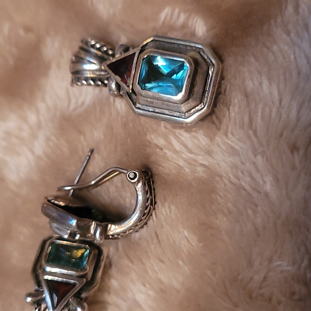 Ladies matching earrings and pendant